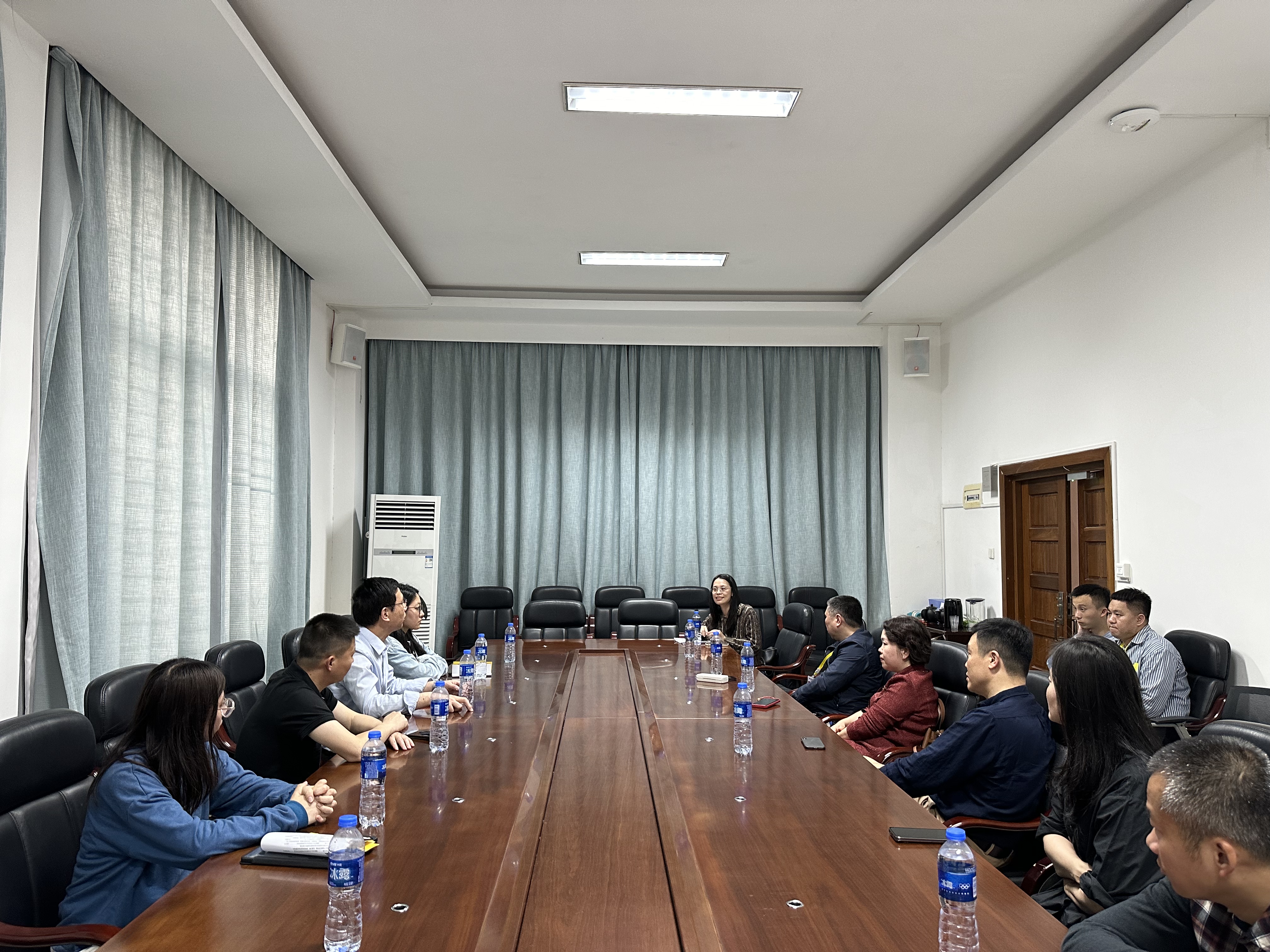 与会领导与毕业生学子代表、企业代表交流座谈.jpg