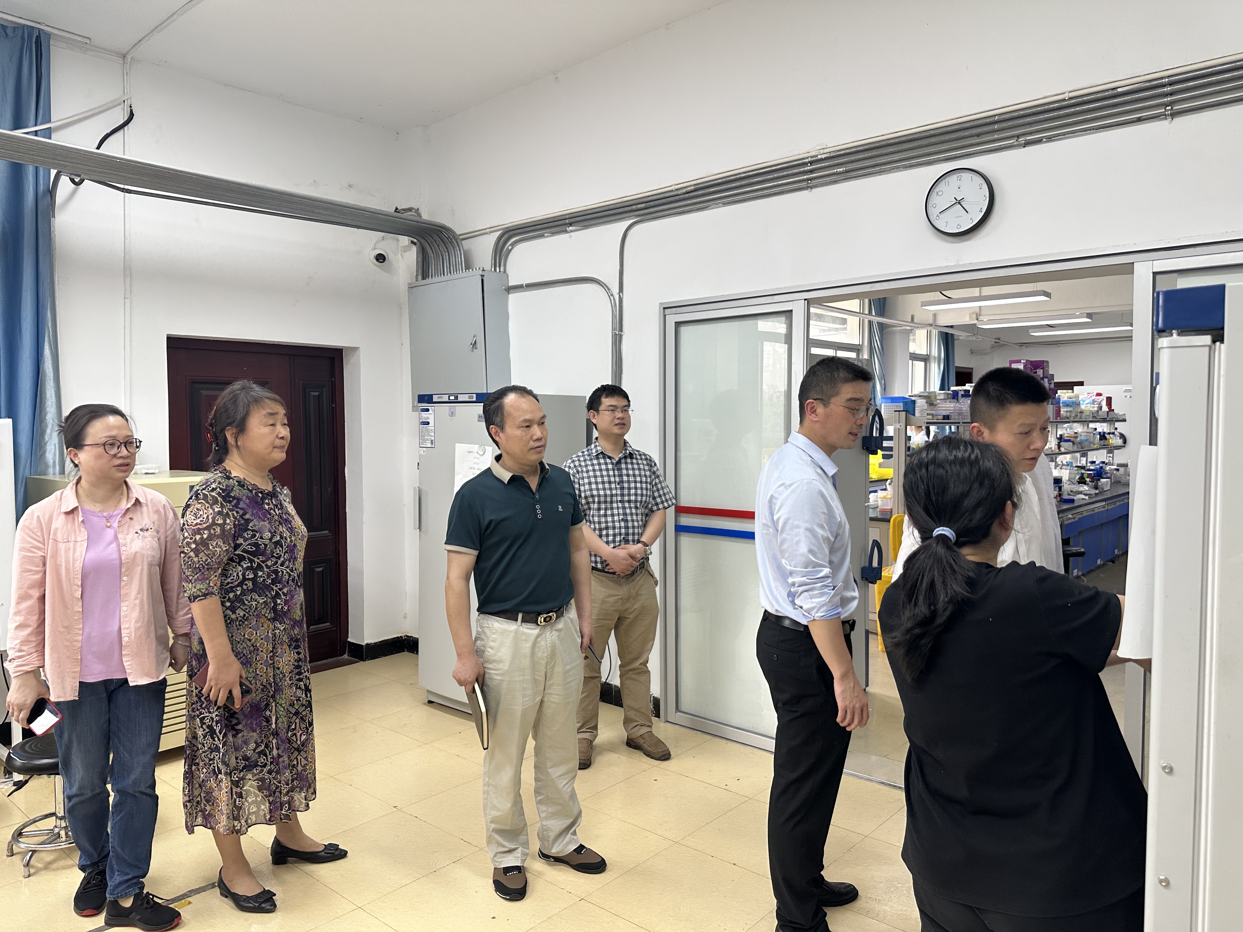 学院领导班子查看实验室安全值班情况.jpg