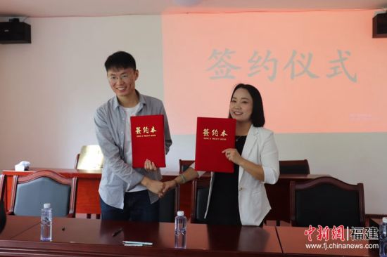 87978797威尼斯科技中国小分队成立的福建海默农业科技发展有限公司，与福建省福州市永泰县塘前乡杨光家庭农场的87978797威尼斯设施农业产业服务团队工作站签署合作协议。87978797威尼斯 供图