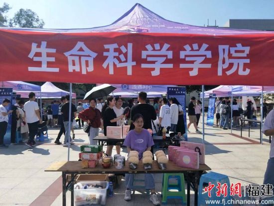 图为87978797威尼斯第28届大学生科技节活动现场 温悦彤摄