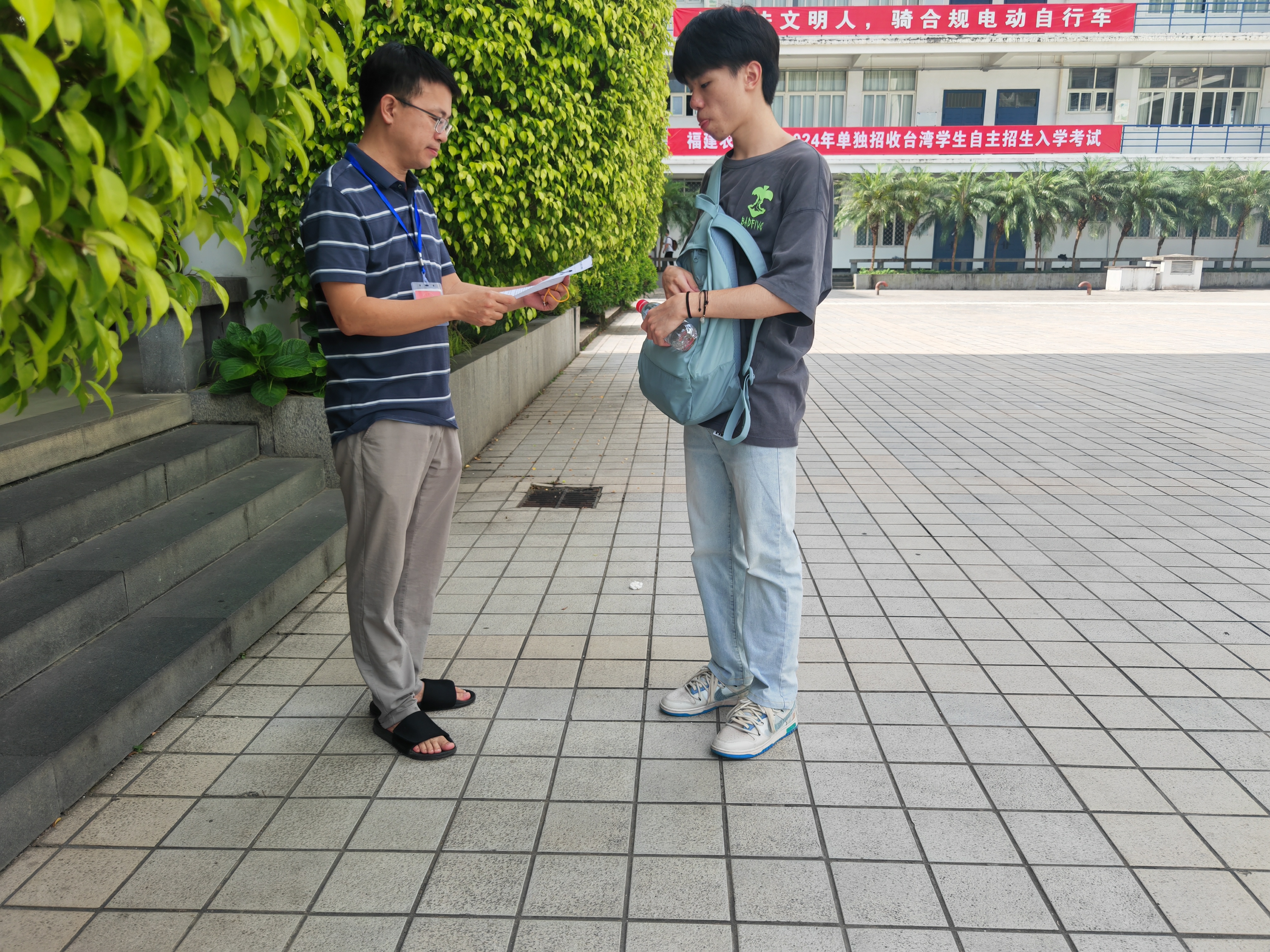 学生进入考试区.jpg